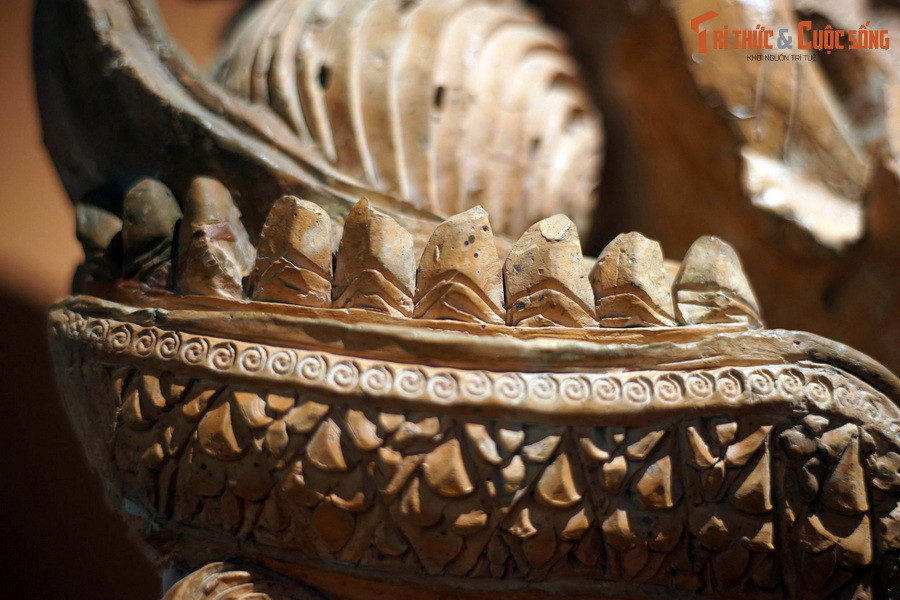 Ngoài Hoàng thành Thăng Long (Hà Nội), đầu rồng cỡ lớn của thời Trần có chức năng con kìm đã được phát hiện ở Thái Bình, Nam Định, Quảng Ninh, trong đó hiện vật của Hoàng thành Thăng Long còn nguyên vẹn và tinh xảo nhất.