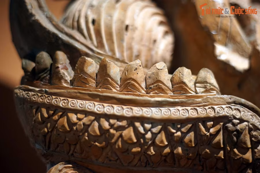 Ngoài Hoàng thành Thăng Long (Hà Nội), đầu rồng cỡ lớn của thời Trần có chức năng con kìm đã được phát hiện ở Thái Bình, Nam Định, Quảng Ninh, trong đó hiện vật của Hoàng thành Thăng Long còn nguyên vẹn và tinh xảo nhất.