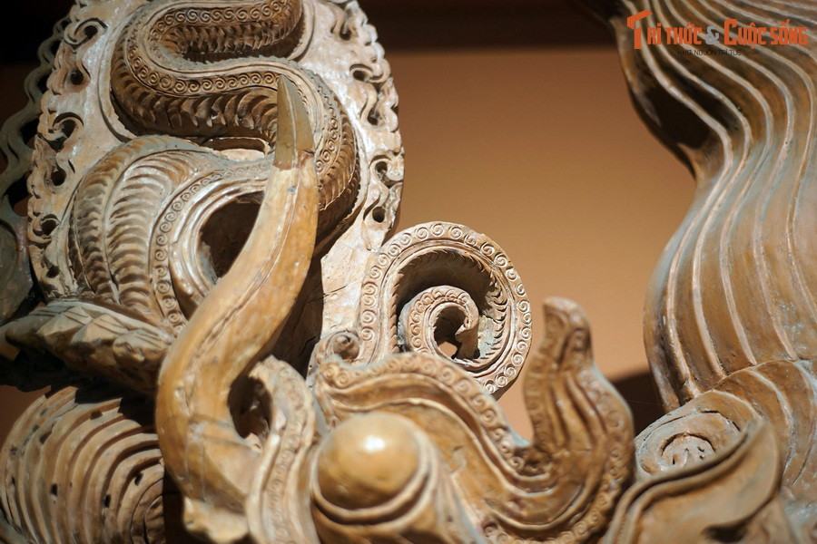 Khi mới xuất lộ, hiện vật còn đủ dáng nhưng phần bờm bị vỡ và mất một số mảnh nhỏ. Sau đó, phần vỡ được phục chế bằng bột đá và keo, sắc độ có chút khác biệt so với phần nguyên bản.