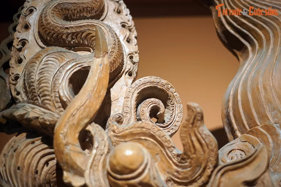 Khi mới xuất lộ, hiện vật còn đủ dáng nhưng phần bờm bị vỡ và mất một số mảnh nhỏ. Sau đó, phần vỡ được phục chế bằng bột đá và keo, sắc độ có chút khác biệt so với phần nguyên bản.