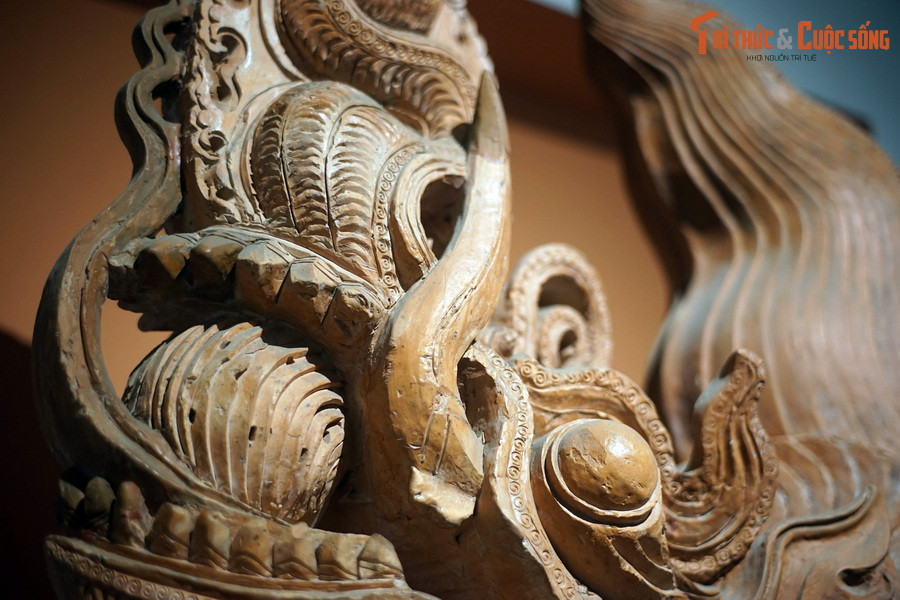 Răng nanh rồng dài và uốn cong lên theo mào lửa. Lưỡi nhỏ dài bao ngoài ngọc báu và cũng uốn lên môi trên theo mào lửa.