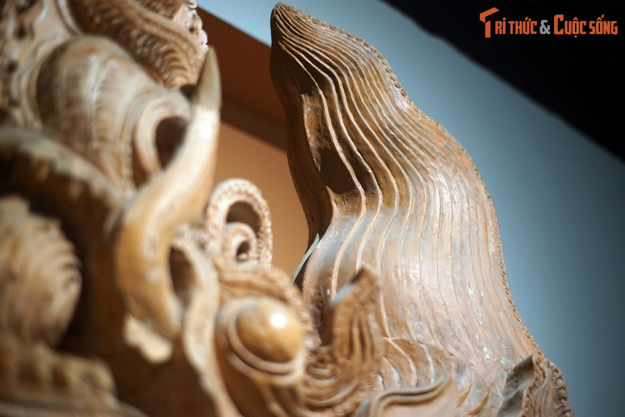 Trên bộ mái, tượng đầu rồng được trang trí ở hai vị trí. Vị trí thứ nhất là ở đầu kìm, tức là ở đỉnh đầu hồi của công trình. Tượng trang trí ở vị trí này thường được gọi là con kìm.