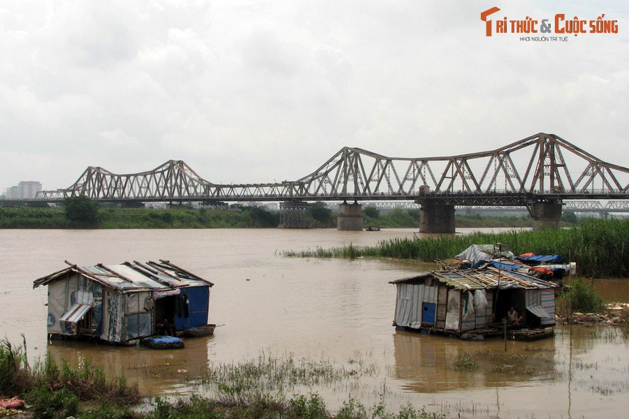 Chính lợi thế đó làm giảm tốc độ tiến quân của các cuộc xâm lăng từ phương Bắc (thời Lý, Trần) và là cơ sở để lập các tuyến phòng thủ ở phía bắc sông Hồng, hoặc có đủ thời gian chủ động lui quân chiến lược.