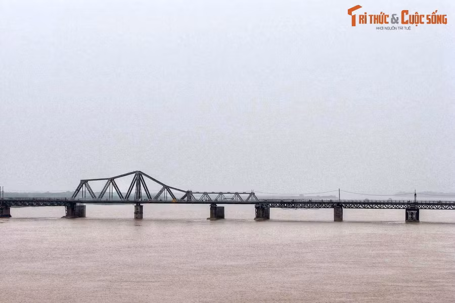 Thăng Long, như trên đã nêu, được sông Hồng – một con sông lớn bao quanh từ Bắc sang Đông, như một hào nước thiên nhiên vĩ đại, mà sông Hoàng của thành Cổ Loa - kinh đô nhà nước Âu Lạc của người Việt cổ - không thể so sánh được.