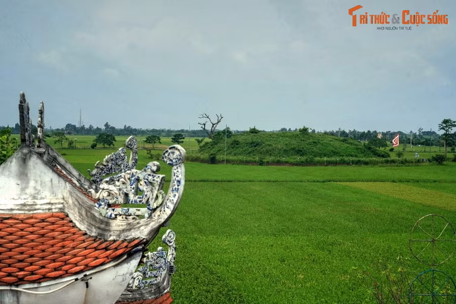 Thăng Long ở vị trí trung tâm đất nước, trong chiến tranh vệ quốc đều có thể dựa vào các hậu phương vững chắc, các căn cứ địa an toàn ở nhiều hướng khác nhau, như Hải Dương, Thái Bình, Nam Định, nhất là Thanh Hóa (nhà Trần, Hồ, Lê).