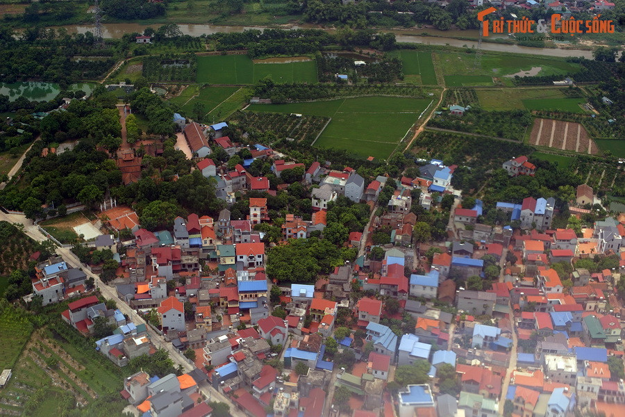 Bên cạnh đó, Thăng Long ở trung tâm của một đồng bằng màu mỡ, nông nghiệp và thủ công nghiệp phát triển, dân cư đông đúc, là cơ sở hậu cần vững chắc phục vụ chiến tranh.