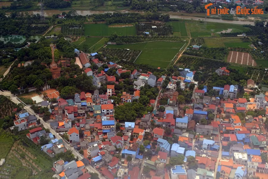 Bên cạnh đó, Thăng Long ở trung tâm của một đồng bằng màu mỡ, nông nghiệp và thủ công nghiệp phát triển, dân cư đông đúc, là cơ sở hậu cần vững chắc phục vụ chiến tranh.