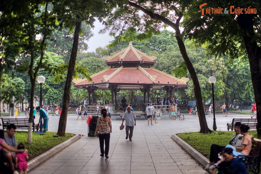  6. Nhà kèn. Nằm ở vườn hoa Lý Thái Tổ, đối diện bờ hồ Hoàn Kiếm, Nhà kèn là một công trình kiến trúc thời thuộc địa độc đáo của Thủ đô Hà Nội. Được xây năm 1901, tòa nhà hình bát giác này được dùng làm nơi hóng mát, đồng thời là nơi tập và biểu diễn của các dàn nhạc kèn.