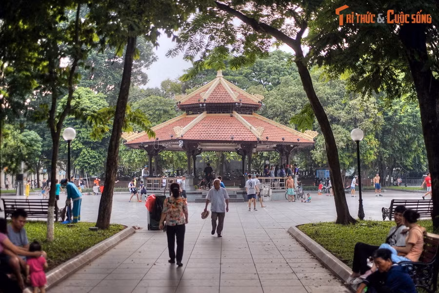  6. Nhà kèn. Nằm ở vườn hoa Lý Thái Tổ, đối diện bờ hồ Hoàn Kiếm, Nhà kèn là một công trình kiến trúc thời thuộc địa độc đáo của Thủ đô Hà Nội. Được xây năm 1901, tòa nhà hình bát giác này được dùng làm nơi hóng mát, đồng thời là nơi tập và biểu diễn của các dàn nhạc kèn.