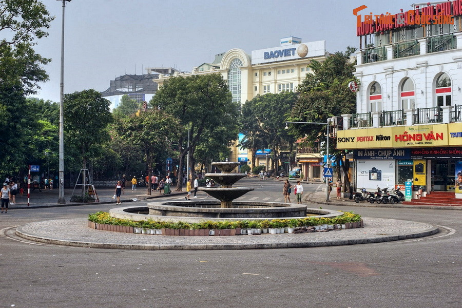  3. Đài phun nước Long Vân. Nằm trên quảng trường Đông Kinh Nghĩa Thục, phía Tây Bắc của hồ Hoàn Kiếm, đài phun nước Long Vân được xây năm 1954, trong cuộc chỉnh trang diện mạo đô thị trung tâm Hà Nội. Tên gọi đài phun nước này gắn với hiệu kem Long Vân nổi tiếng nằm cạnh đó.