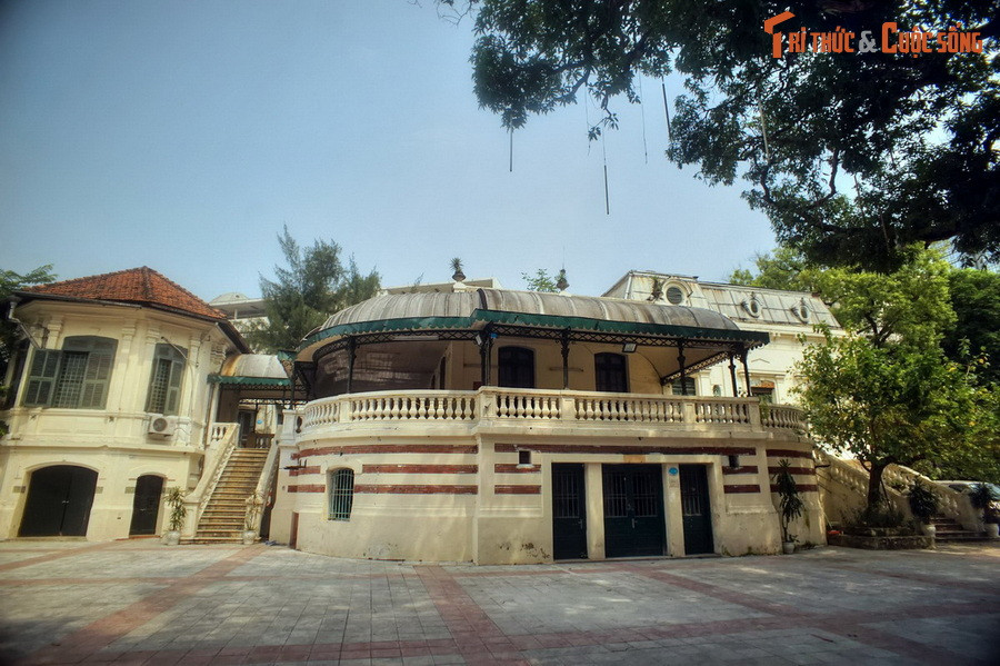  7. Cung Thiếu nhi. Nằm ở số 36 phố Lý Thái Tổ, cạnh vườn hoa Lý Thái Tổ, Cung Thiếu nhi Hà Nội có từ đầu thế kỷ 20. Công trình này xưa được gọi là Ấu trĩ viên, nơi vui chơi cho con em các gia đình giàu có, quan lại trong chính quyền Hà Nội thời thuộc địa.