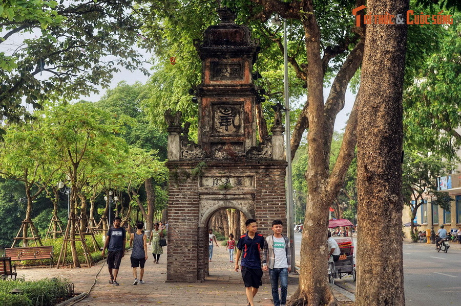  2. Tháp Hòa Phong. Nằm bên bờ hồ Hoàn Kiếm, đối diện Bưu điện Hà Nội, tháp Hòa Phong là dấu tích duy nhất còn lại của chùa Báo Ân – ngôi chùa có kiến trúc độc đáo bậc nhất Hà thành thế kỷ 19. Tháp được xây bằng gạch, cao ba tầng, mặt bằng hình tứ giác, tầng một có bốn cửa vòm.