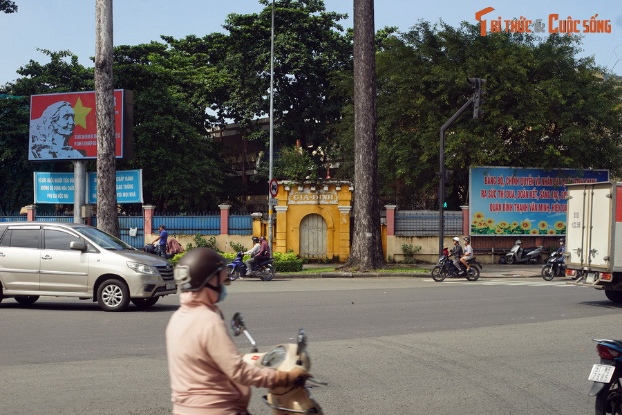 Ở góc đường Phan Đăng Lưu - Lê Văn Duyệt, đối diện lăng Tả quân Lê Văn Duyệt, quận Bình Thạnh, TP HCM, có một công trình cổ được nhiều người cho là dấu tích duy nhất của thành Gia Định còn được lưu giữ.