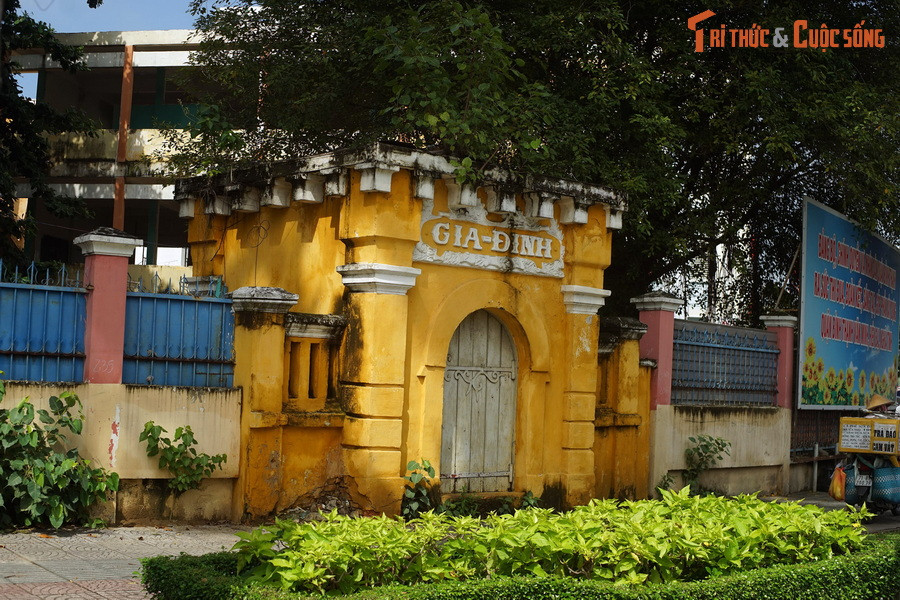 Chỉ huy trung đoàn này là thiếu tá Ngô Tấn Nghiệm cho người trình bản vẽ lên tòa hành chính tỉnh thì tỉnh trưởng không duyệt vì mặt tiền của trạm gác này nhìn thẳng vào nơi làm việc của mình. Vì thế nên phải vẽ lại cho nhìn qua phía lăng Ông Bà Chiểu.