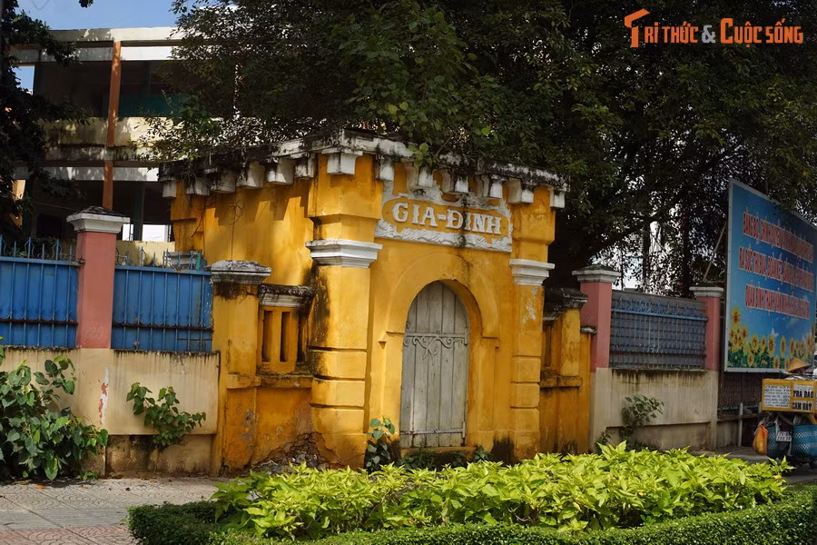 Chỉ huy trung đoàn này là thiếu tá Ngô Tấn Nghiệm cho người trình bản vẽ lên tòa hành chính tỉnh thì tỉnh trưởng không duyệt vì mặt tiền của trạm gác này nhìn thẳng vào nơi làm việc của mình. Vì thế nên phải vẽ lại cho nhìn qua phía lăng Ông Bà Chiểu.