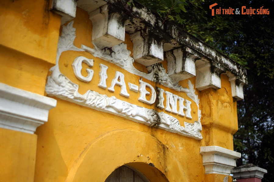 Khi quan sát công trình được coi là “cổng thành Gia Định”, có nhiều ý kiến cho rằng quy mô cánh cổng này quá nhỏ bé so với một cổng thành thường thấy. Và đặc biệt, hai chữ “Gia Định” được đắp bằng chữ quốc ngữ làm dấy lên nhiều nghi vấn.