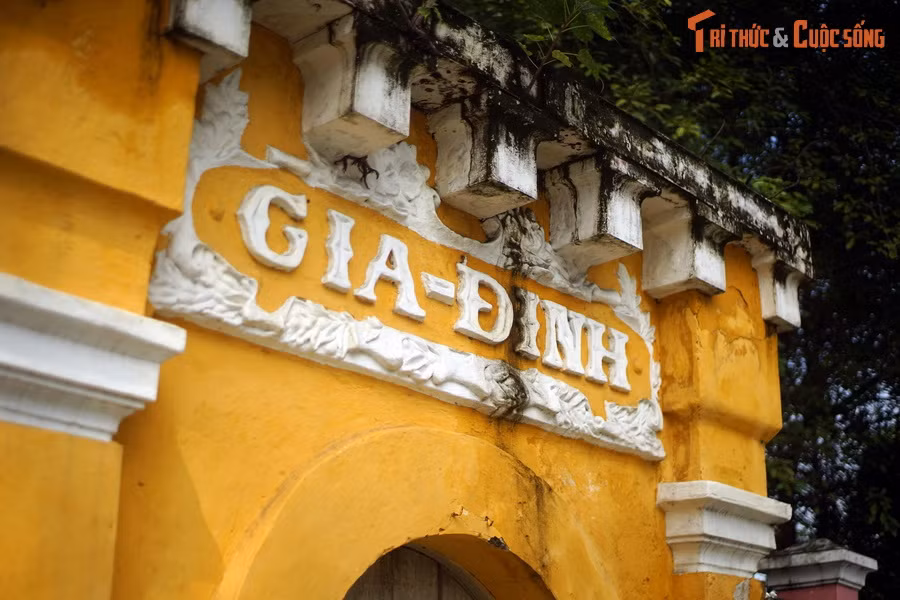 Khi quan sát công trình được coi là “cổng thành Gia Định”, có nhiều ý kiến cho rằng quy mô cánh cổng này quá nhỏ bé so với một cổng thành thường thấy. Và đặc biệt, hai chữ “Gia Định” được đắp bằng chữ quốc ngữ làm dấy lên nhiều nghi vấn.