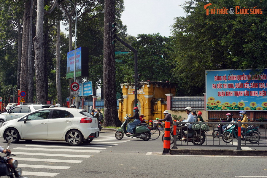 ...Khu vực bên đó là xã Bình Hòa, nơi dân cư sinh sống và mộ của một số quan lại, được xem là phần giới hạn bảo vệ cho thành mà thôi nên việc cho rằng cổng thành Gia Định đối diện với lăng tả quân Lê Văn Duyệt là hoàn toàn thiếu cơ sở khoa học.
