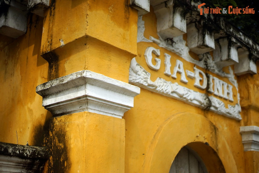 Nhà nghiên cứu Lê Nguyễn, tác giả của nhiều cuốn sách về Sài Gòn, lập luận: Một điều gần như hiển nhiên là với thành Gia Định xây dựng năm 1836 (trước thời Pháp thuộc), sẽ chẳng bao giờ có chữ quốc ngữ ghi trên cổng, mà tất cả đều phải đắp bằng chữ Hán.