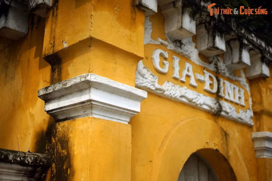 Nhà nghiên cứu Lê Nguyễn, tác giả của nhiều cuốn sách về Sài Gòn, lập luận: Một điều gần như hiển nhiên là với thành Gia Định xây dựng năm 1836 (trước thời Pháp thuộc), sẽ chẳng bao giờ có chữ quốc ngữ ghi trên cổng, mà tất cả đều phải đắp bằng chữ Hán.