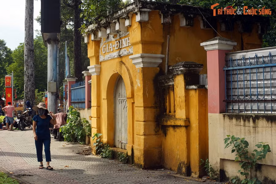 Trên báo Thanh Niên, một thành viên cao tuổi của Ban Quý tế lăng Tả quân Lê Văn Duyệt cho biết: Cái “cổng thành” này thực ra là một trạm gác do đội công binh thuộc Trung đoàn địa phương 135 Sài Gòn xây dựng vào nửa sau thập niên 1950, sau khi Pháp rút khỏi Việt Nam.