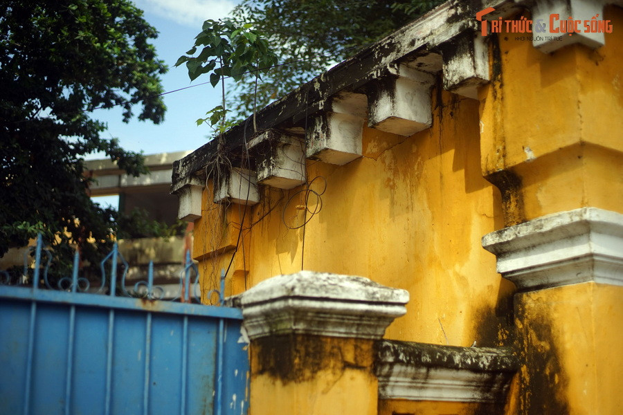 Chuyên gia Lương Chánh Tòng (Bảo tàng Lịch sử TP HCM) thì khẳng định: Căn cứ vào bản đồ thành Gia Định vẽ năm 1795 của Dayot và bản vẽ thành Gia Định của Giám thành sứ Trần Văn Học năm 1815 thì khuôn viên tường thành không chạy ra xa tới đó...