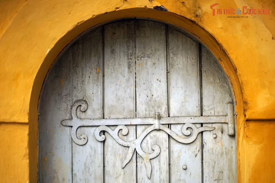 Mặt tiền của công trình rộng khoảng 3 mét, có lắp một cửa hình vòm, ghép bằng sáu miếng gỗ, nhưng không bao giờ mở, chỉ có cửa ở mặt sau để ra vào. Tường hai bên có khoét mỗi bên một khoảng trống để cho lính quan sát.