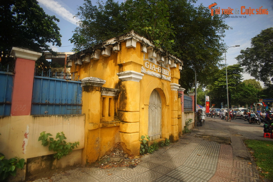Sau khi đánh bại Lê Văn Khôi, vua Minh Mạng đã cho phá thành Bát Quái để lập thành Gia Định mới, có quy mô nhỏ hơn (chu vi 1.900 mét), được gọi là thành Phụng và gần như nằm trong phạm vi thành cũ. Tòa thành này đã bị Pháp đánh chiếm và phá hủy vào năm 1859.