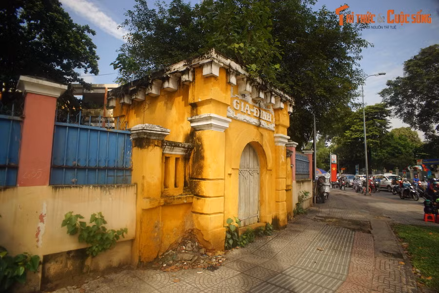 Sau khi đánh bại Lê Văn Khôi, vua Minh Mạng đã cho phá thành Bát Quái để lập thành Gia Định mới, có quy mô nhỏ hơn (chu vi 1.900 mét), được gọi là thành Phụng và gần như nằm trong phạm vi thành cũ. Tòa thành này đã bị Pháp đánh chiếm và phá hủy vào năm 1859.