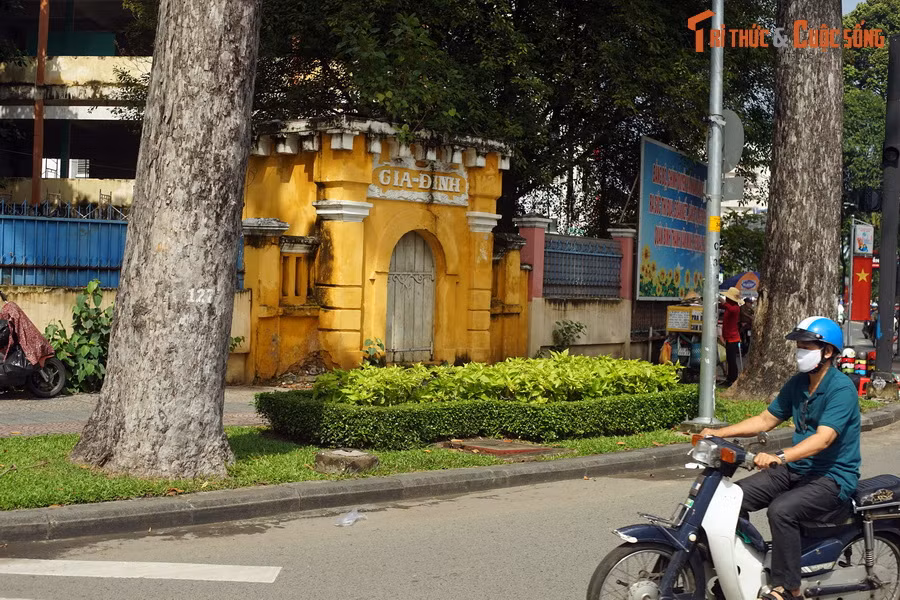 Theo các tài liệu lịch sử, thành Gia Định đã trải qua nhiều biến động thời vua Gia Long và Minh Mạng. Năm 1790, Gia Long cho triển khai xây thành Bát Quái (còn gọi là thành Quy, hay thành Phiên An) tại đất Gia Định.