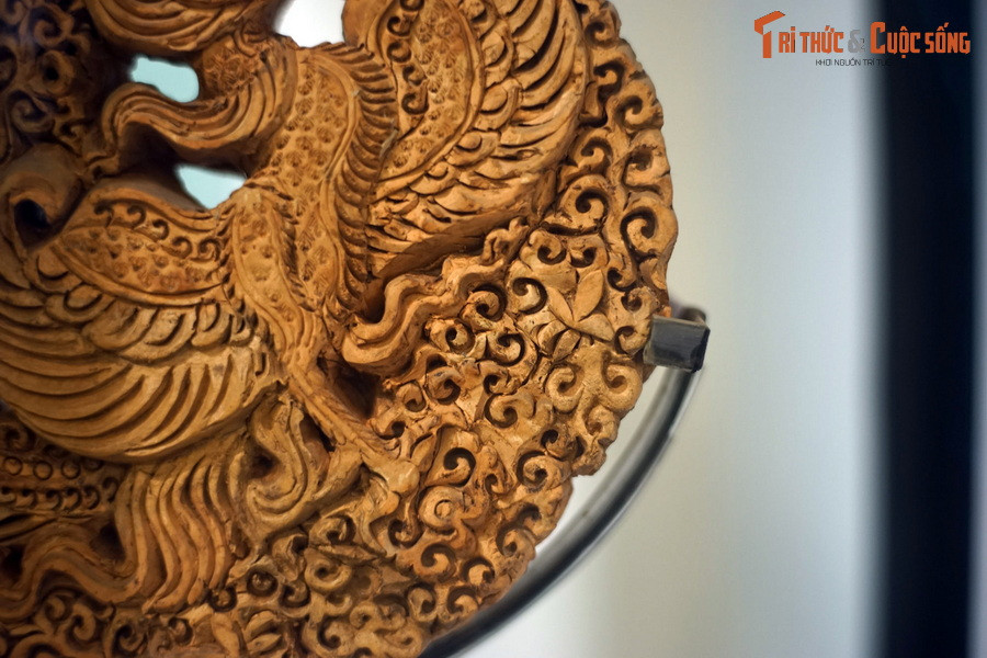 Các khoảng trống được đục thủng và phần rìa được tạo hình tỉ mỉ khiến cho đồ án hoa văn có cấu trúc nổi khối và hiệu ứng chiều sâu.