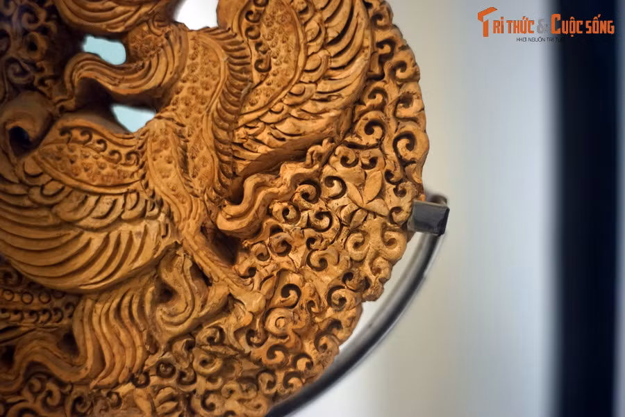 Các khoảng trống được đục thủng và phần rìa được tạo hình tỉ mỉ khiến cho đồ án hoa văn có cấu trúc nổi khối và hiệu ứng chiều sâu.