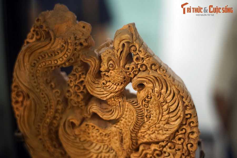 Cổ phượng hoàng cao, cánh dang rộng, thân căng tròn, được đặc tả bằng những lớp lông rất chi tiết.