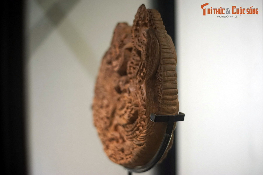 Mặc dù một phần trên lá đề bị vỡ và phần bệ bị mất, nhưng so với những lá đề cùng loại đã được phát hiện thì lá đề này là phiên bản còn đầy đủ và đẹp nhất.