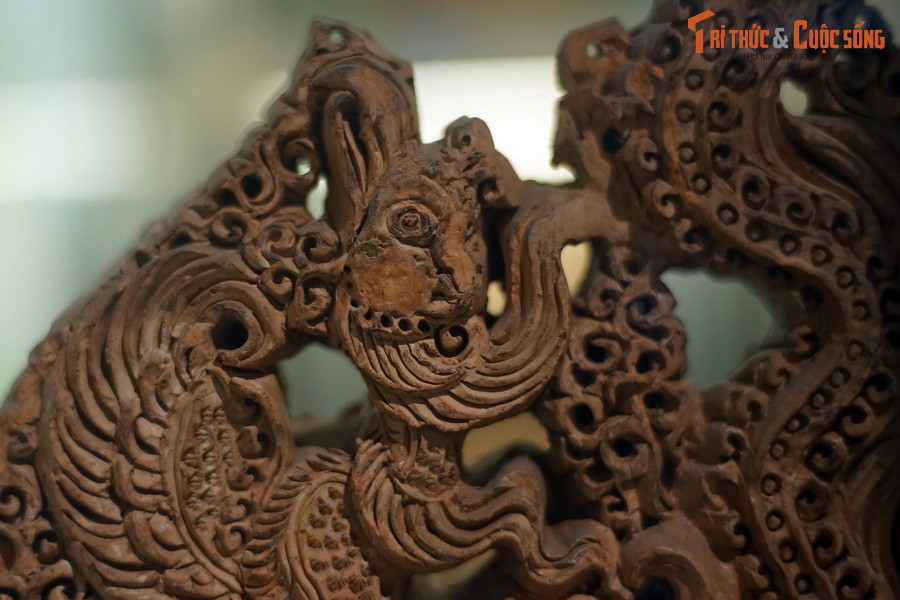 Chim phượng được tạo hình với đầu ngẩng cao, mỏ to và cong chụm lại, mắt to và tròn, đầu có mào dài uốn ngược về phía trước.