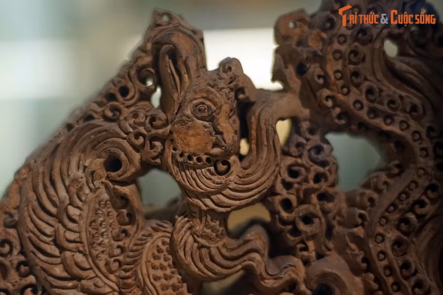 Chim phượng được tạo hình với đầu ngẩng cao, mỏ to và cong chụm lại, mắt to và tròn, đầu có mào dài uốn ngược về phía trước.