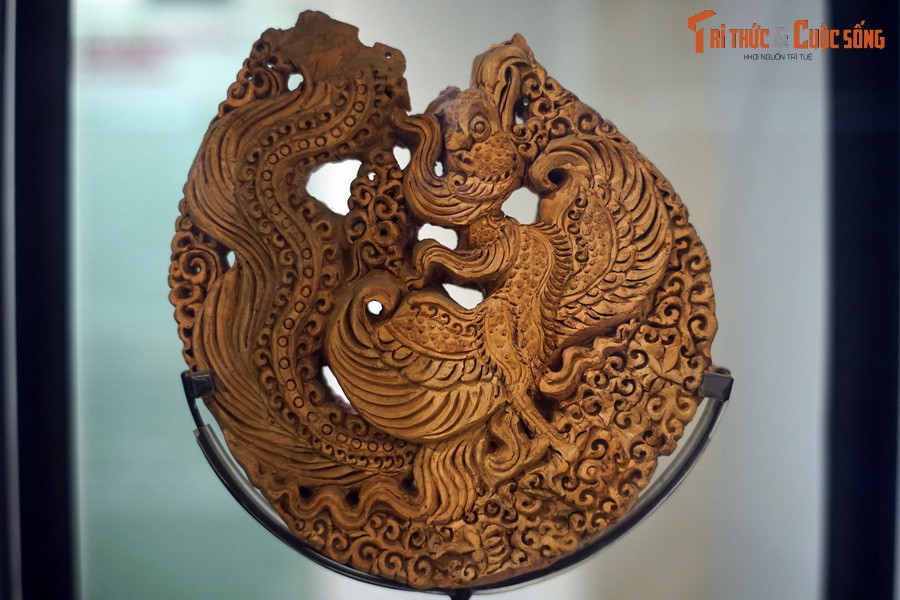 Hiện vật có hình dáng như một nửa chiếc lá cây bồ đề theo chiều bổ dọc, hai mặt lá đề khá tương đồng nhau, thể hiện hình chim phượng đang nhảy múa.