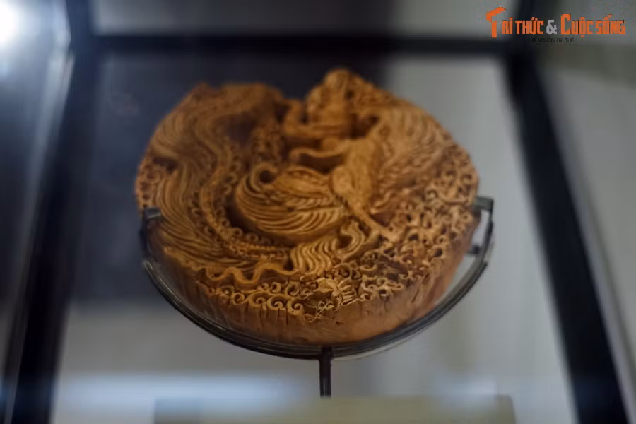 Hiện vật từng có bệ nhưng đã bị mất và chưa được phục chế. Dựa vào cấu trúc của lá đề, so sánh với một số lá đề khác có thể đoán phần bệ có cấu trúc giống như một viên ngói úp nhưng thân dày hơn.