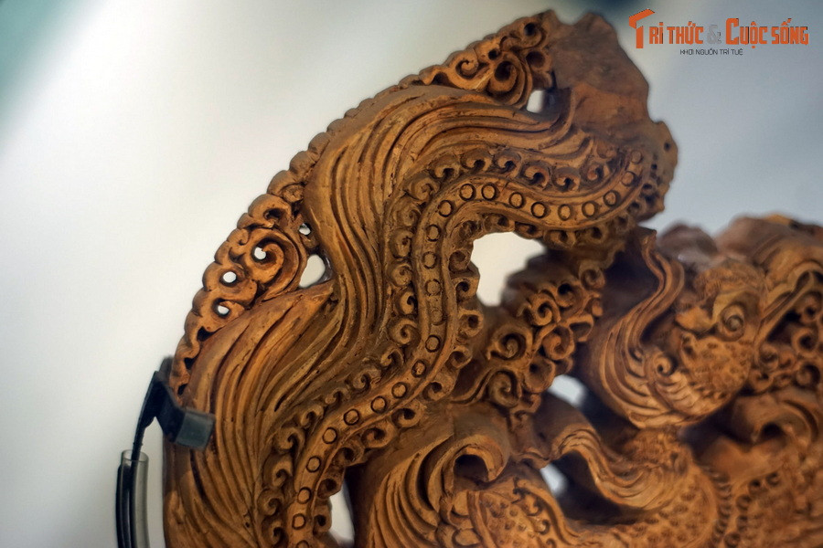 Đuôi phượng dài, được diễn tả với nhiều lớp, uốn lượn nhiều khúc vút lên đỉnh lá đề.