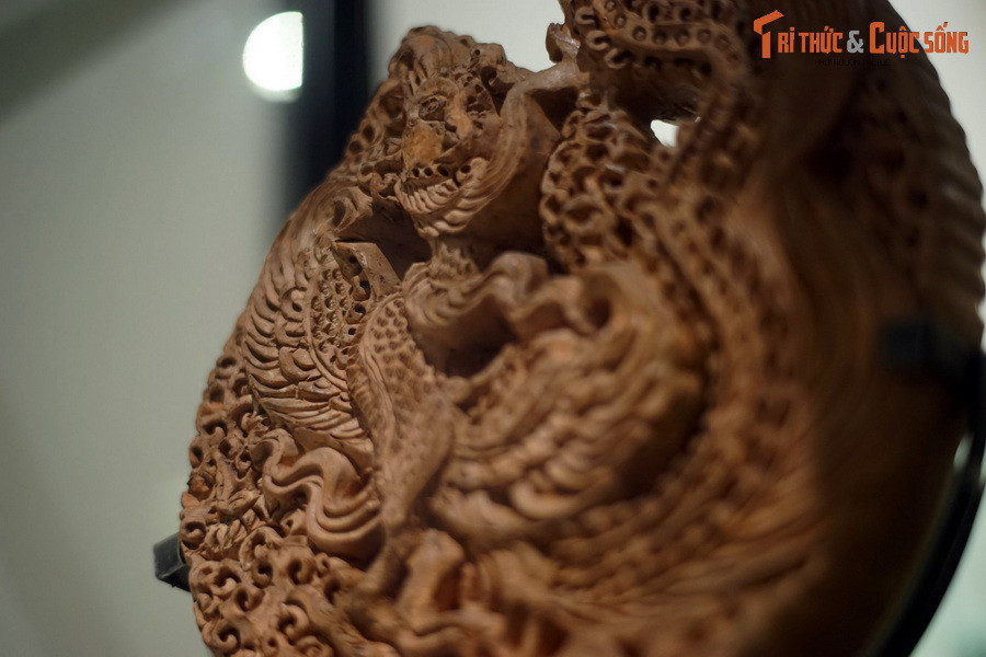 Bên cạnh hình ảnh chim phượng, đồ án hoa văn trang trí ở hai mặt về cơ bản cũng tương đồng nhau.