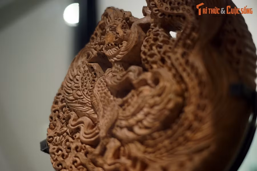 Bên cạnh hình ảnh chim phượng, đồ án hoa văn trang trí ở hai mặt về cơ bản cũng tương đồng nhau.