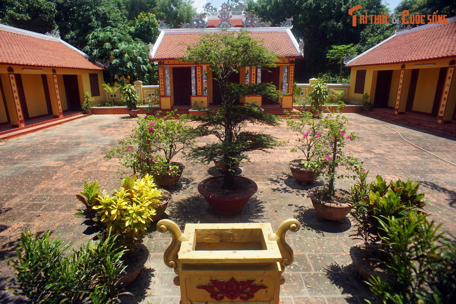 Không để cho địch lợi dụng công trình, các hào lão địa phương đã thực hiện “tiêu thổ kháng chiến”. Việc tế tự ở văn miếu tạm thời chuyển dời về văn chỉ ở huyện Vĩnh Xương.