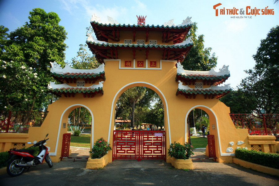  12. Lăng Tả quân Lê Văn Duyệt. Tọa lạc tại số 1 đường Vũ Tùng, quận Bình Thạnh, TP HCM, khu lăng mộ của Tả quân Lê Văn Duyệt (1764-1832) là khu lăng mộ cổ bề thế nhất của Sài Gòn. Người dân thường gọi di tích này là Lăng Ông hoặc Lăng Ông Bà Chiểu.