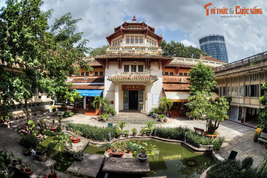  3. Thảo Cầm Viên Sài Gòn. Thành lập năm 1864, Thảo Cầm Viên Sài Gòn là một trong những vườn thú cổ nhất thế giới. Trong khuôn viên Thảo Cầm Viên có hai công trình cổ nổi tiếng là tòa nhà Bảo tàng Lịch sử (khánh thành năm 1929) và đền thờ Vua Hùng (xây năm 1926).