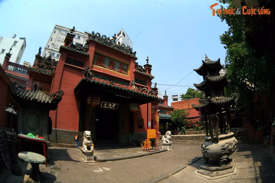  11. Chùa Ngọc Hoàng. Tọa lạc tại số 73 đường Mai Thị Lựu, quận 1, TP HCM, chùa Ngọc Hoàng được xây dựng vào khoảng đầu thế kỷ 20, là một công trình kiến trúc độc đáo của cộng đồng Hoa Kiều Sài Gòn xưa. Chùa đã được Tổng thống Mỹ Barack Obama ghé thăm vào năm 2016.