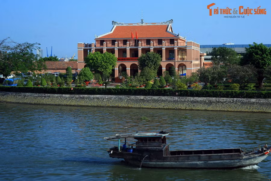  4. Nhà Rồng. Khu Nhà Rồng được Công ty vận tải đường biển Pháp xây dựng bên bến Nhà Rồng từ năm 1863, là địa danh gắn với sự kiện người thanh niên Nguyễn Tất Thành ra đi tìm đường cứu nước ngày 5/6/1911. Ngày nay công trình là Bảo tàng Hồ Chí Minh - Chi nhánh TP HCM.