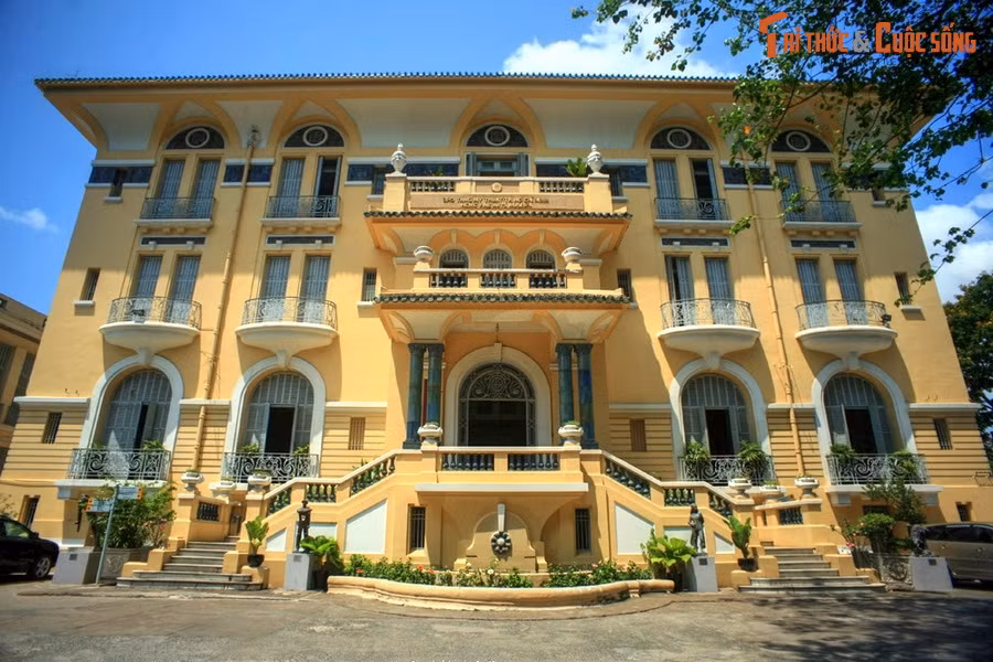  14. Bảo tàng Mỹ thuật TP HCM. Nằm ở số 97A Phó Đức Chính, gần chợ Bến Thành, Bảo tàng Mỹ thuật TP HCM thuở xưa là tư dinh của nhà tư sản người Hoa Hứa Bổn Hỏa. Công trình mang phong cách Á - Âu, khánh thành năm 1925, được dân Sài Gòn gọi là "căn nhà 99 cửa".