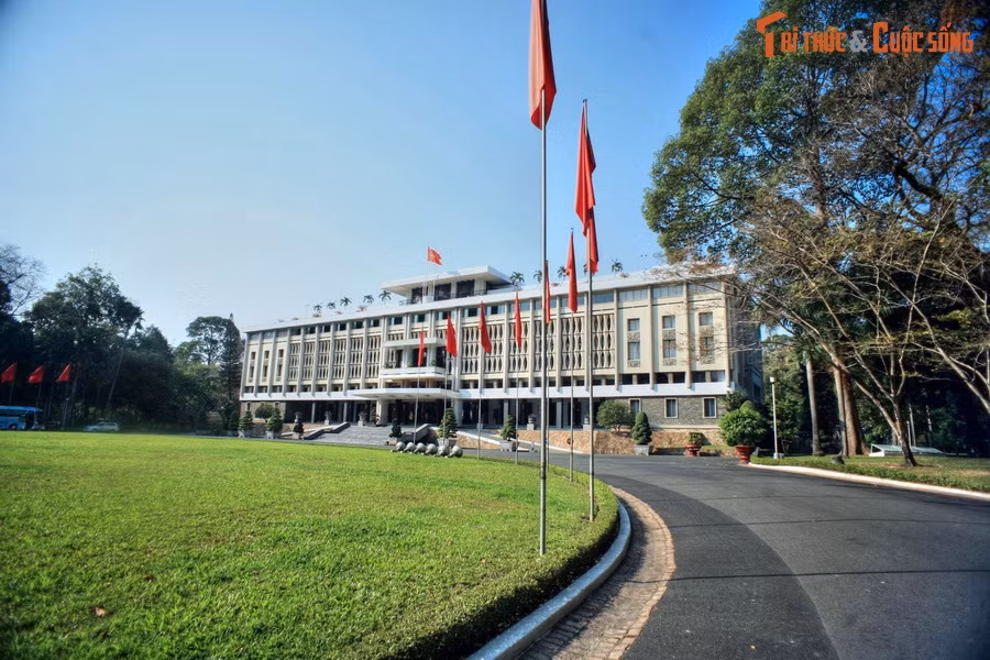  1. Dinh Độc Lập. Tọa lạc ở phường Bến Thành, quận 1, Dinh Độc Lập từng là tổng hành dinh của chính quyền Sài Gòn trước 1975, là một di tích lịch sử gắn với cuộc kháng chiến chống Mỹ. Đây là một trong 10 di tích quốc gia đặc biệt đầu tiên của Việt Nam, được xếp hạng năm 2009.