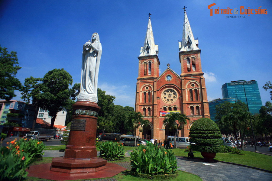  7. Nhà thờ Đức Bà. Nằm ở phường Bến Nghé, quận 1, nhà thờ Đức Bà Sài Gòn là một trong những nhà thờ nổi tiếng nhất Việt Nam. Công trình này được xây dựng từ năm 1877 – 1880, mang phong cách kiến trúc Roman cải biên pha trộn nét phong cách kiến trúc Gothic.