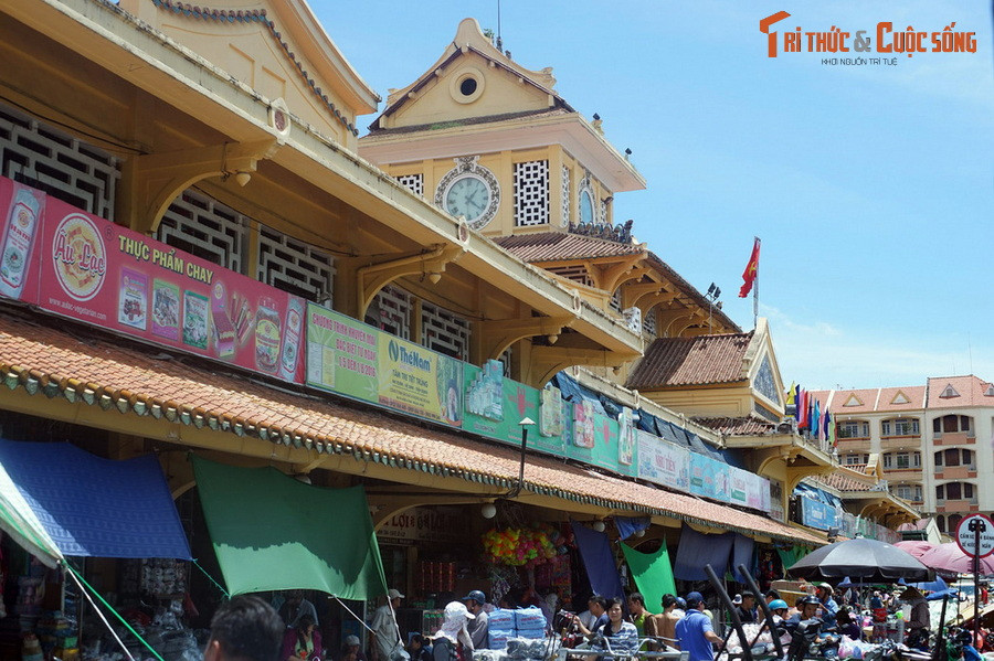  6. Chợ Bình Tây. Nằm trên đường Tháp Mười, quận 6, Chợ Bình Tây được xây từ năm 1928-1930, có quy mô to lớn và mang đậm nét kiến trúc Trung Hoa. Cổng chợ có hình một tháp lầu cao, kiến trúc gần giống kiểu cách của một ngôi chùa, mái lợp ngói âm dương.